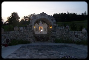 Magnifique grotte construite par Monsieur Harold St-Laurent sur le bord du lac Jerry