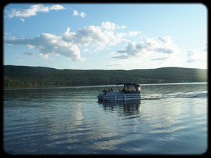 Des plaisanciers sur le lac Méruimticook